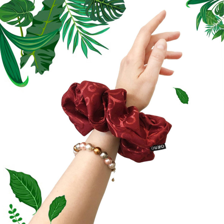 Óriás, bordó, inda mintával hímzett hajgumi (scrunchie) prémium minőségű anyagból. Átmérője kb. 16-17 cm