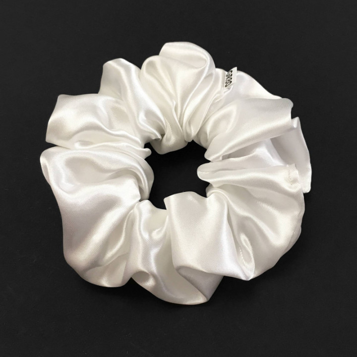 Gyöngyház fehér selyem hajgumi (scrunchie) prémium minőségű szaténból. Átmérője kb. 12 cm