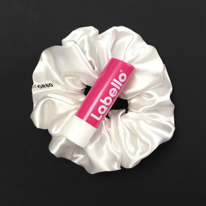 Gyöngyház fehér selyem hajgumi (scrunchie) prémium minőségű szaténból. Átmérője kb. 12 cm