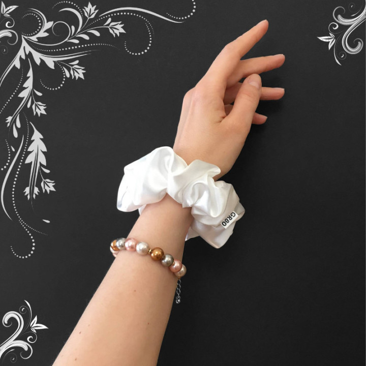 Gyöngyház fehér selyem hajgumi (scrunchie) prémium minőségű szaténból. Átmérője kb. 12 cm