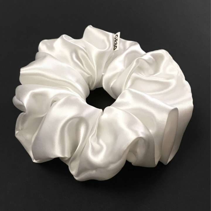 Óriás, gyöngyház fehér selyem hajgumi (scrunchie) prémium minőségű szaténból. Átmérője kb. 16-17 cm