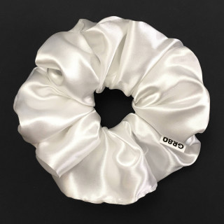 Óriás, gyöngyház fehér selyem hajgumi (scrunchie) prémium minőségű szaténból. Átmérője kb. 16-17 cm
