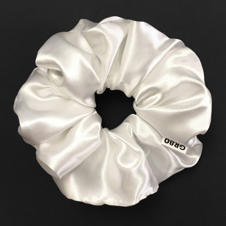 Óriás, gyöngyház fehér selyem hajgumi (scrunchie) prémium minőségű szaténból. Átmérője kb. 16-17 cm