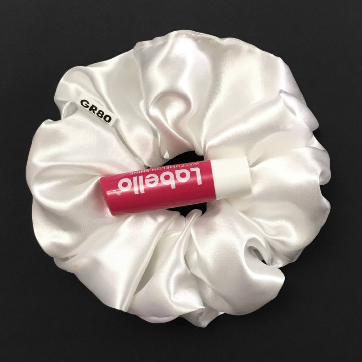 Óriás, gyöngyház fehér selyem hajgumi (scrunchie) prémium minőségű szaténból. Átmérője kb. 16-17 cm