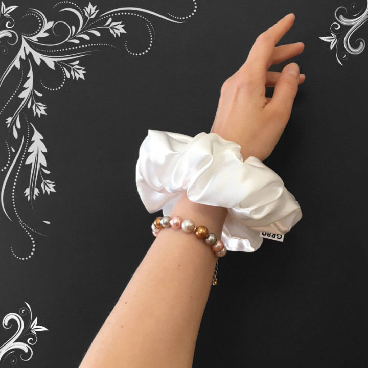 Óriás, gyöngyház fehér selyem hajgumi (scrunchie) prémium minőségű szaténból. Átmérője kb. 16-17 cm