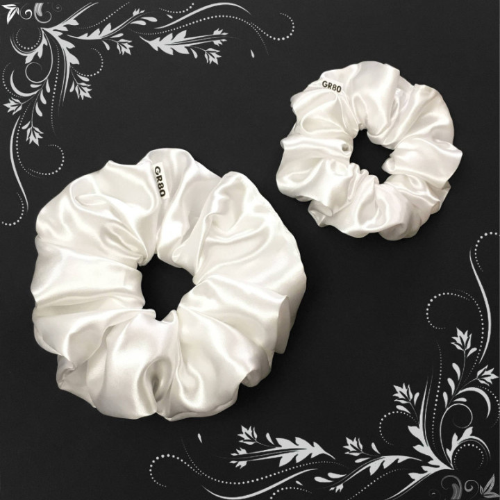 Óriás, gyöngyház fehér selyem hajgumi (scrunchie) prémium minőségű szaténból. Átmérője kb. 16-17 cm