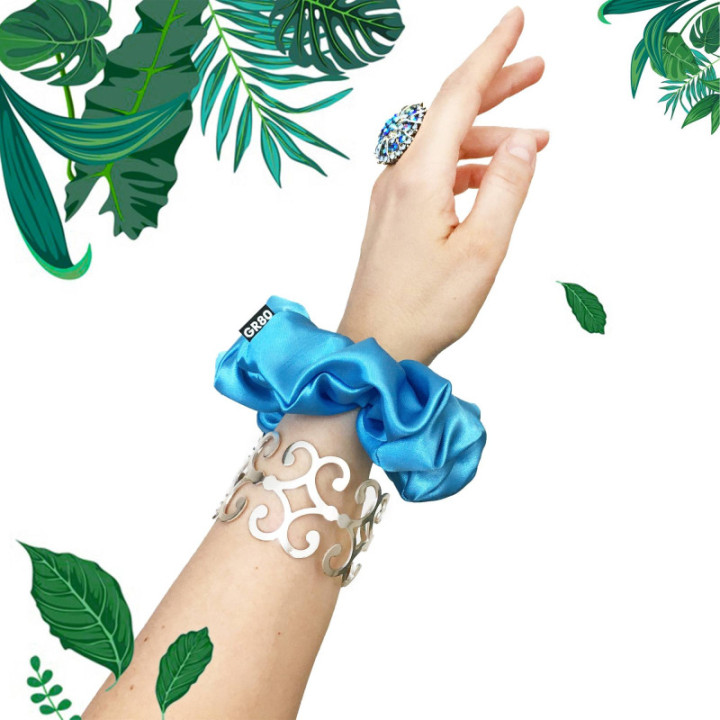 Ciánkék selyem hajgumi (scrunchie) prémium minőségű szaténból. Átmérője kb. 12 cm