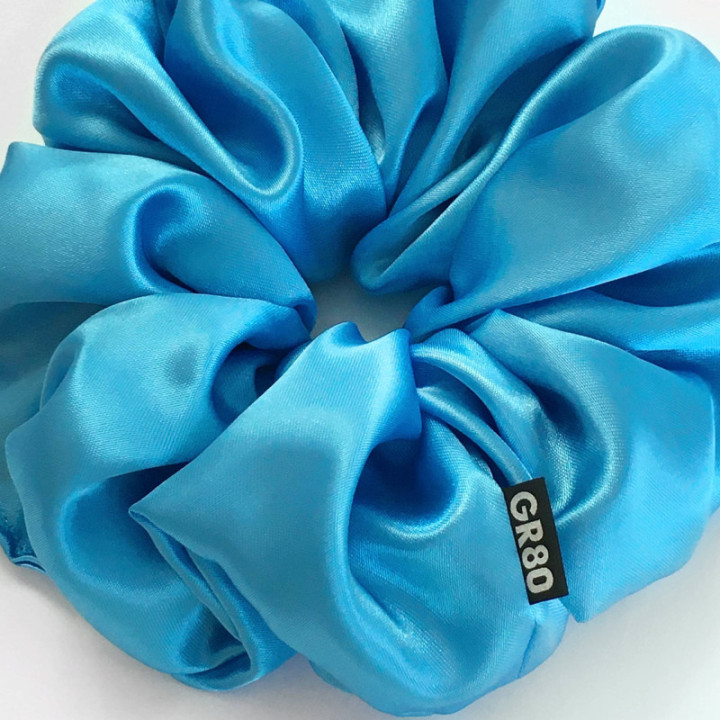 Óriás méretű, ciánkék színű szatén selyem scrunchie / hajgumi. Prémium minőségű! Átmérője kb. 16-17 cm