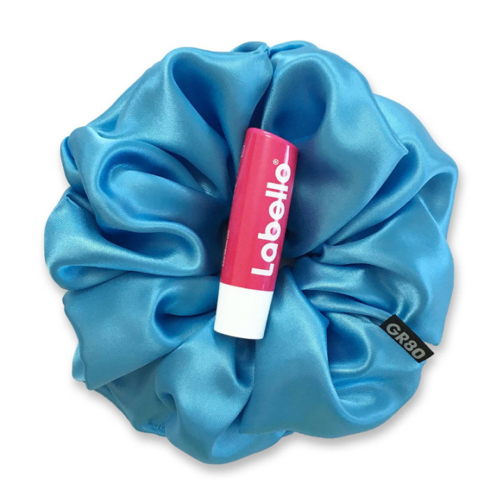 Óriás méretű, ciánkék színű szatén selyem scrunchie / hajgumi. Prémium minőségű! Átmérője kb. 16-17 cm