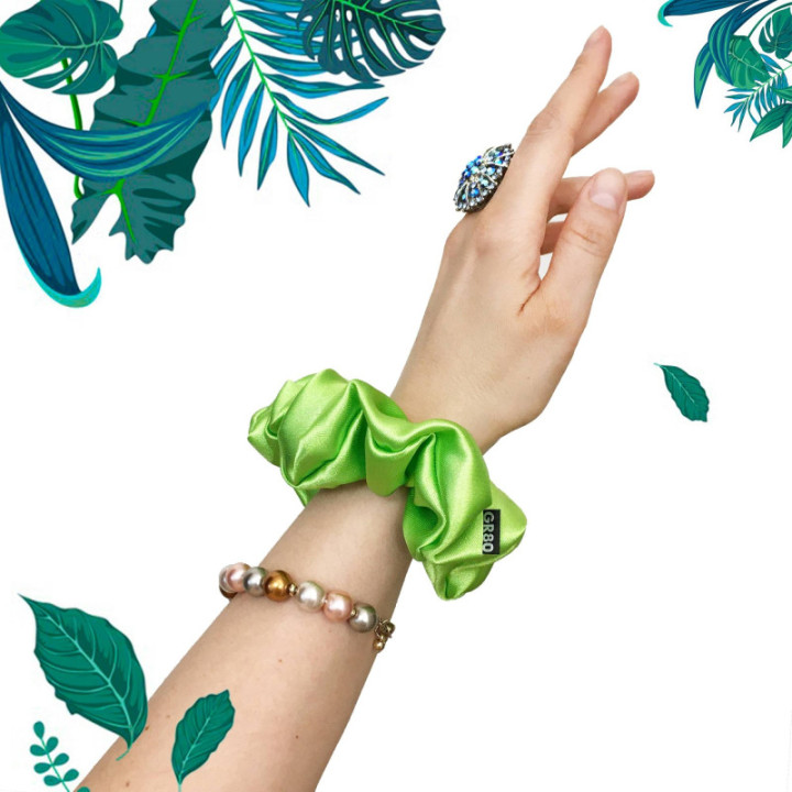 Kiwizöld selyem hajgumi (scrunchie) prémium minőségű szaténból. Átmérője kb. 12 cm