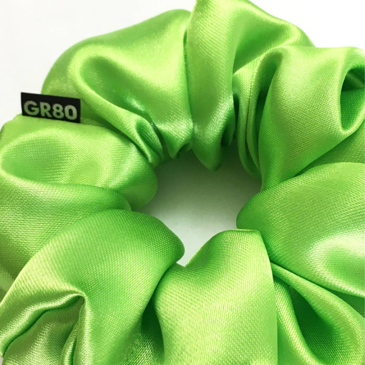 Kiwizöld selyem hajgumi (scrunchie) prémium minőségű szaténból. Átmérője kb. 12 cm