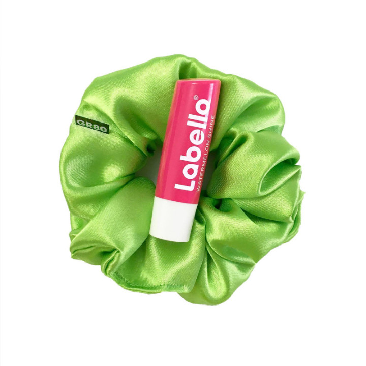 Kiwizöld selyem hajgumi (scrunchie) prémium minőségű szaténból. Átmérője kb. 12 cm