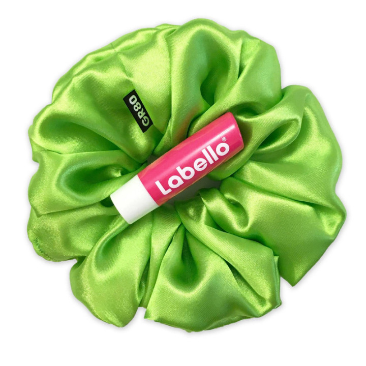 Óriás méretű, prémium minőségű, kiwizöld (neonzöld) színű szatén selyem scrunchie / hajgumi. Átmérője kb. 16-17 cm