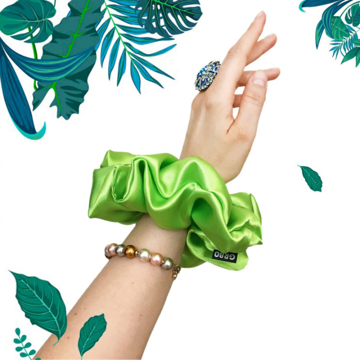 Óriás méretű, prémium minőségű, kiwizöld (neonzöld) színű szatén selyem scrunchie / hajgumi. Átmérője kb. 16-17 cm