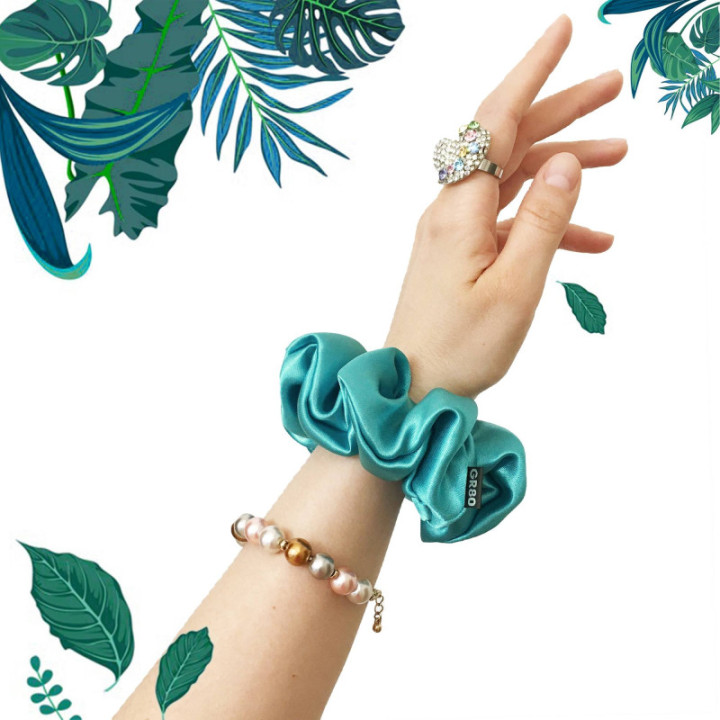 Prémium minőségű, türkiz színű szatén selyem hajgumi / scrunchie. Átmérője kb. 12 cm
