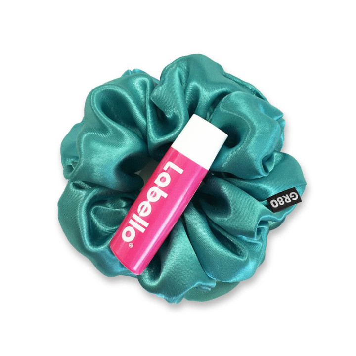 Prémium minőségű, türkiz színű szatén selyem hajgumi / scrunchie. Átmérője kb. 12 cm