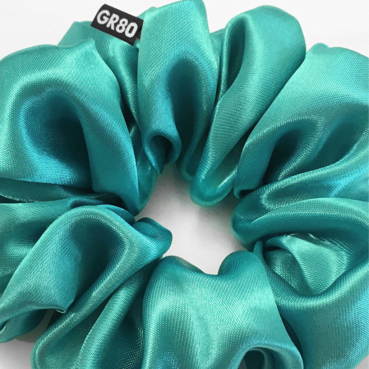 Prémium minőségű, türkiz színű szatén selyem hajgumi / scrunchie. Átmérője kb. 12 cm
