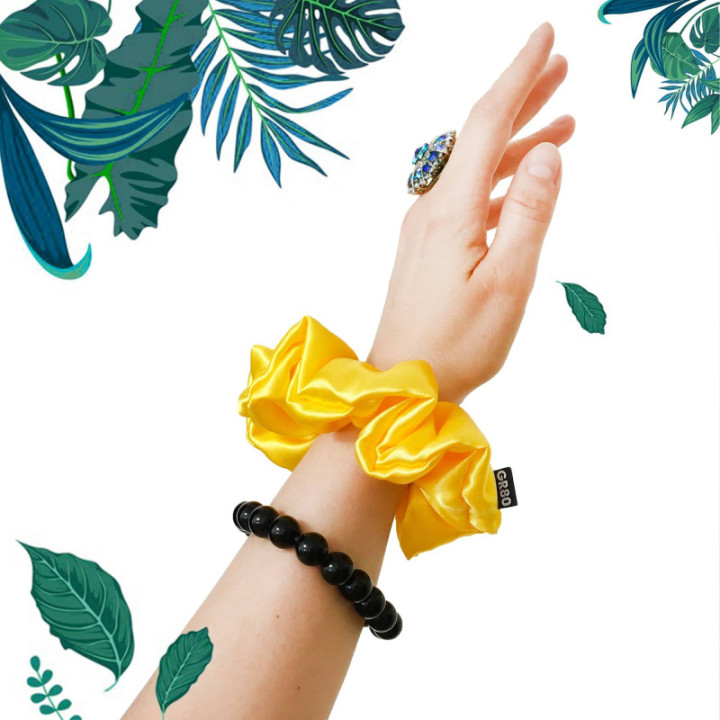 Napsárga színű, prémium minőségű szaténselyem hajgumi (scrunchie). Átmérője kb. 12 cm