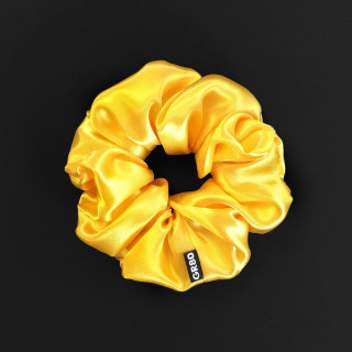 Napsárga színű, prémium minőségű szaténselyem hajgumi (scrunchie). Átmérője kb. 12 cm