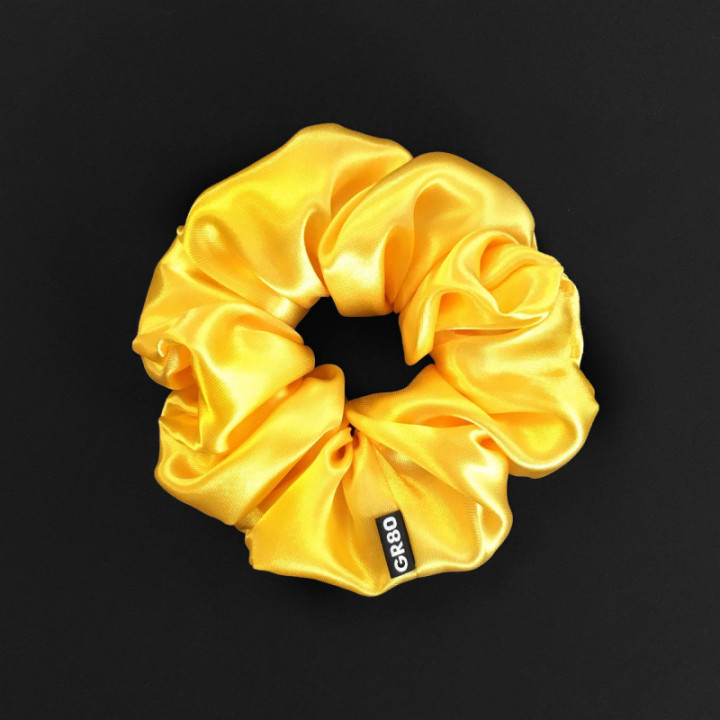 Napsárga színű, prémium minőségű szaténselyem hajgumi (scrunchie). Átmérője kb. 12 cm