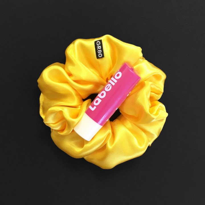 Napsárga színű, prémium minőségű szaténselyem hajgumi (scrunchie). Átmérője kb. 12 cm