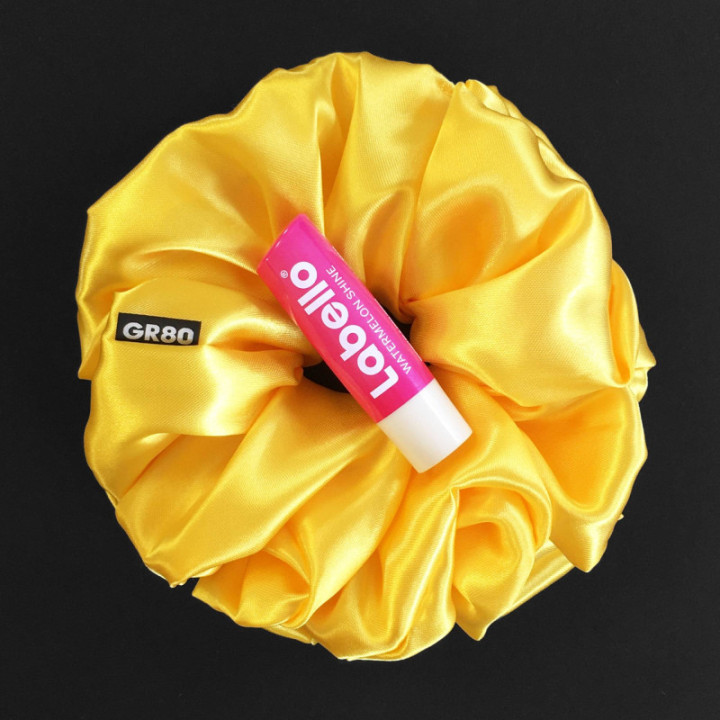 Oversized méretű, prémium minőségű, napsárga színű szatén selyem scrunchie / hajgumi. Átmérője kb. 16-17 cm