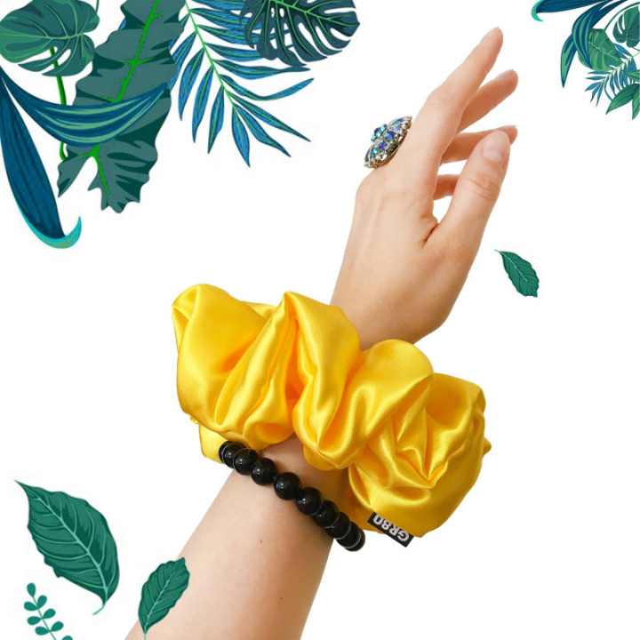 Oversized méretű, prémium minőségű, napsárga színű szatén selyem scrunchie / hajgumi. Átmérője kb. 16-17 cm