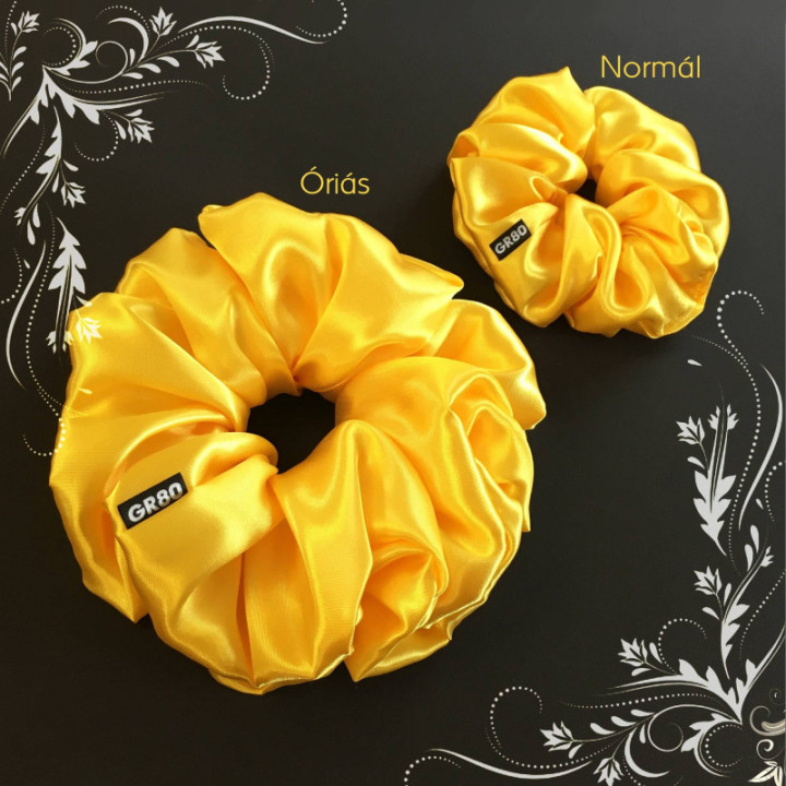Oversized méretű, prémium minőségű, napsárga színű szatén selyem scrunchie / hajgumi. Átmérője kb. 16-17 cm