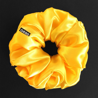 Oversized méretű, prémium minőségű, napsárga színű szatén selyem scrunchie / hajgumi. Átmérője kb. 16-17 cm