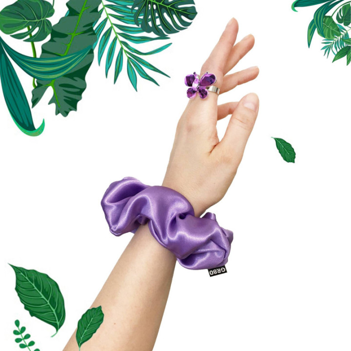 Levendula színű, prémium minőségű selyemszatén hajgumi (scrunchie). Átmérője kb. 12 cm