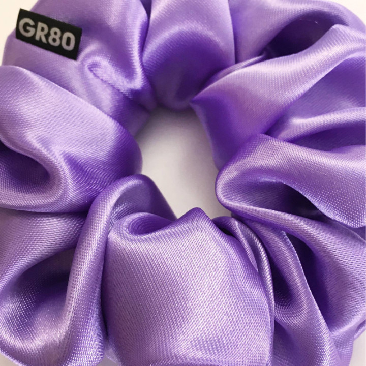 Milka-lila színű, prémium minőségű selyemszatén hajgumi (scrunchie). Átmérője kb. 12 cm
