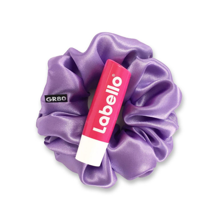Levendula színű, prémium minőségű selyemszatén hajgumi (scrunchie). Átmérője kb. 12 cm