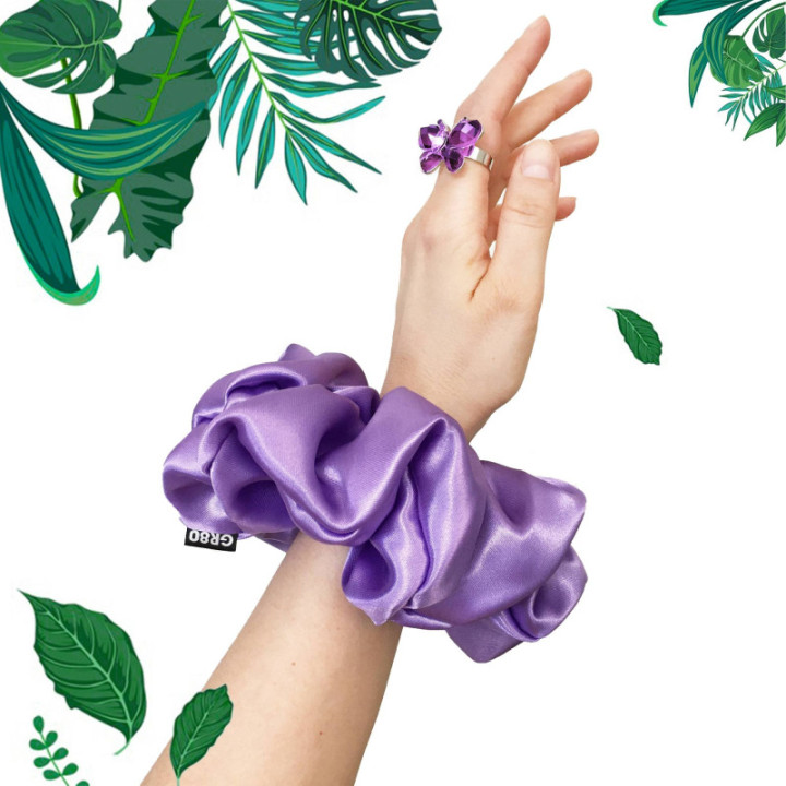 XL méretű Milka-lila színű, minőségi szatén hajgumi scrunchie. Átmérője kb. 16-17 cm. Karkötőként is szép