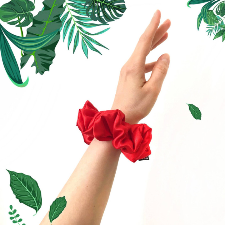 Piros színű, prémium minőségű selyemszatén hajgumi (scrunchie). Átmérője kb. 12 cm