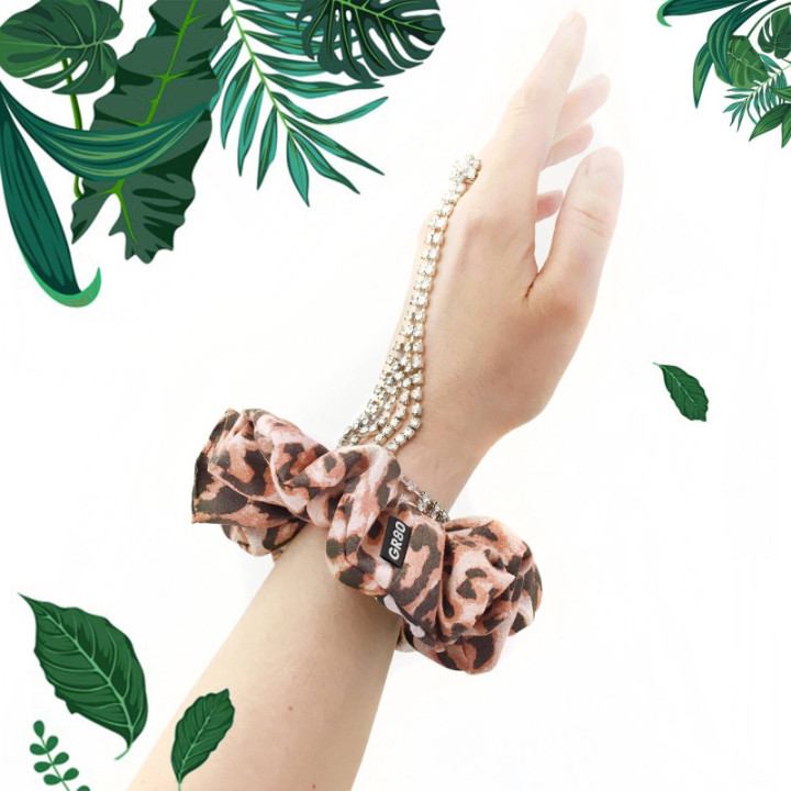 Leopárd mintás hajgumi scrunchie. Különleges hajdísz lófarokhoz, ananász frizurához