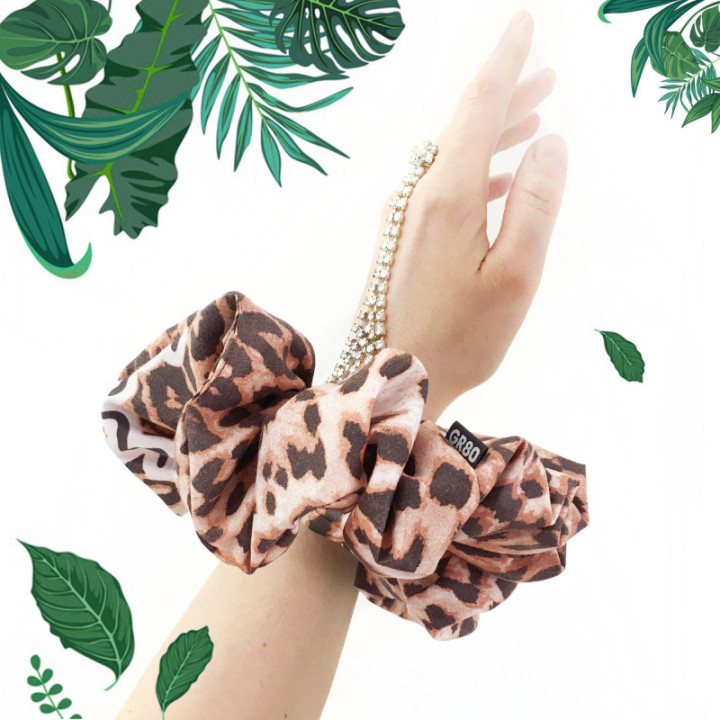 Leopárd mintás scrunchie hajgumi, XXL oversized méretű. Elegáns és különleges