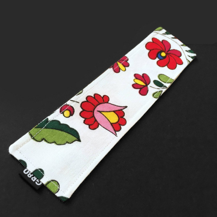 Különleges ajándék ez a kalocsai virág mintás textil könyvjelző.