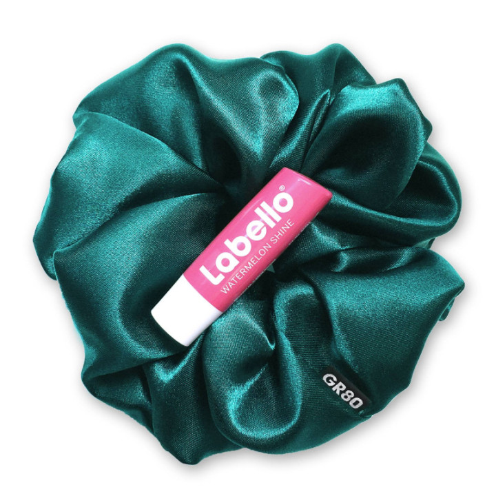 Óriás petrolzöld hajgumi (scrunchie) prémium minőségű szatén selyemből. Átmérője kb. 16 cm