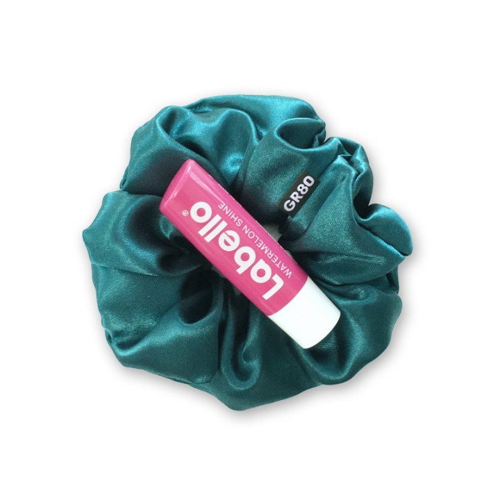 Szaténselyem hajgumi, megóvja a haj épségét viselés közben. Klasszikus méretū scrunchie