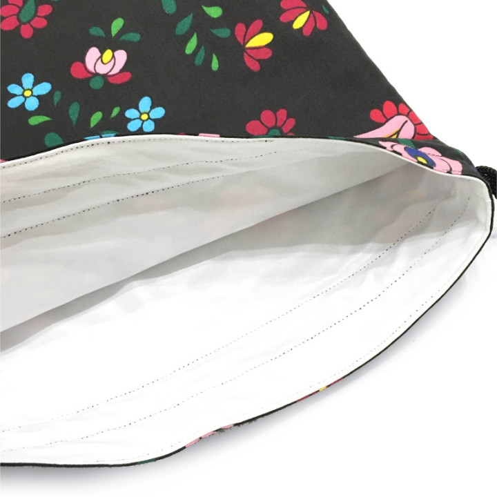 Sokáig friss, ropogós kenyér a GR80 péktermékes zsákban. Matyó mintás pamutból készül, PUL béléssel. Zero Waste