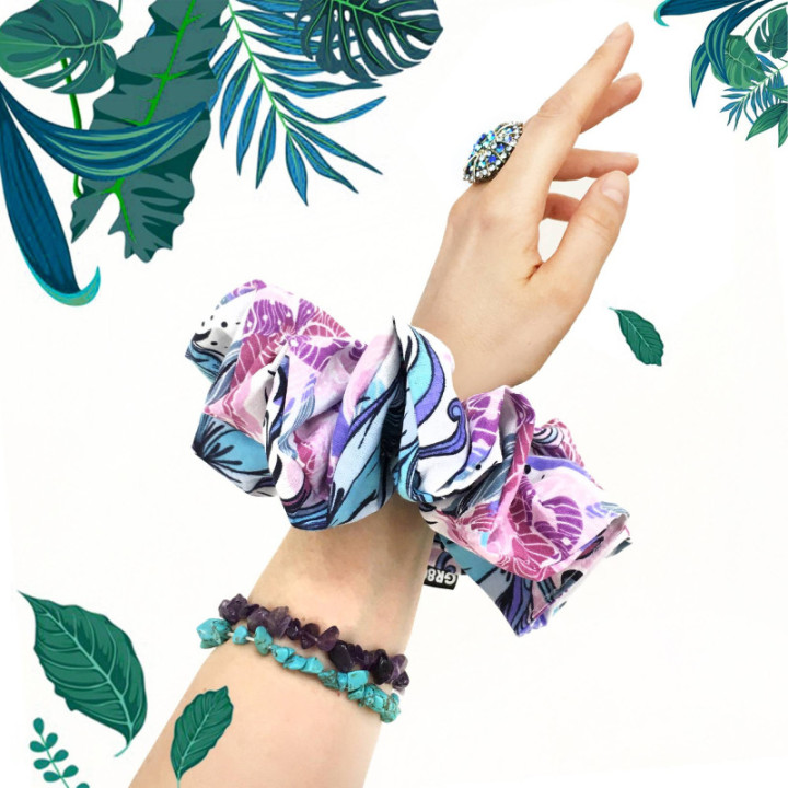 XL méretű, türkiz virág pamut hajgumi. 100% OEKO-Tex textil scrunchie. Karkötőként is hordható