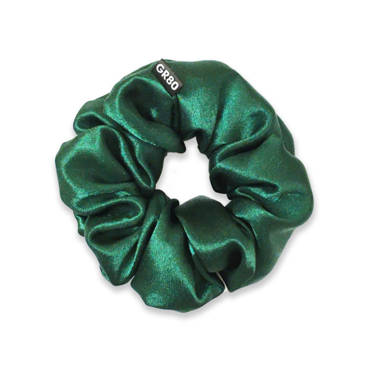 Smaragdzöld selyem hajgumi scrunchie. Prémium minőségű szatén. Kíméli a hajat, nem töri meg, jól tart. Átmérője kb. 12 cm