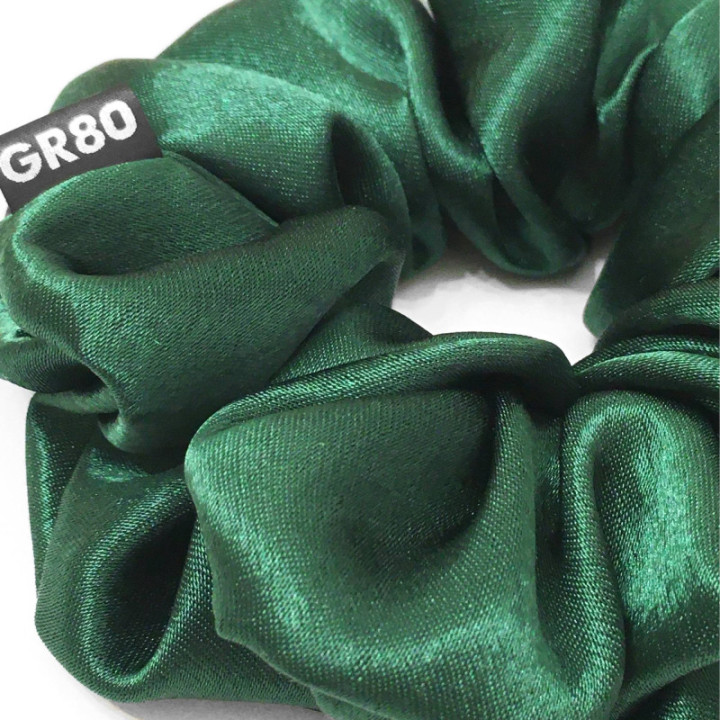 A legjobb selyem hajgumi! Kiváló minőségű szaténból készült kézzel. Elegáns és különleges kézműves silk scrunchie. Smaragdzöld