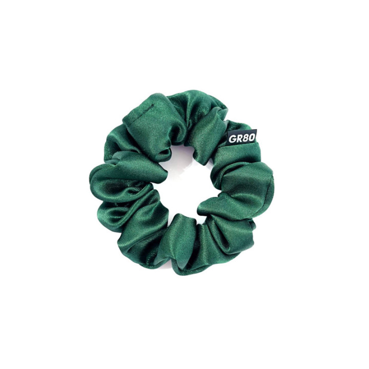 Smaragdzöld selyem hajgumi scrunchie. Prémium minőségű szatén. Kíméli a hajat, nem töri meg, jól tart. Mini méret, vékony