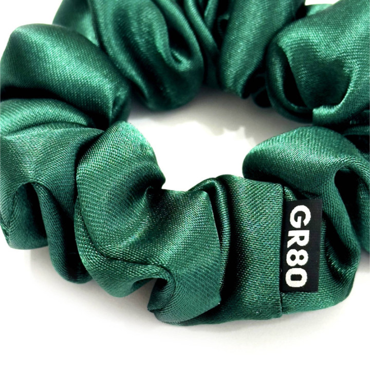 A legjobb selyem hajgumi! Kézműves mini scrunchie, kiváló minőségű szaténból. Elegáns és különleges silk scrunchie. Smaragdzöld