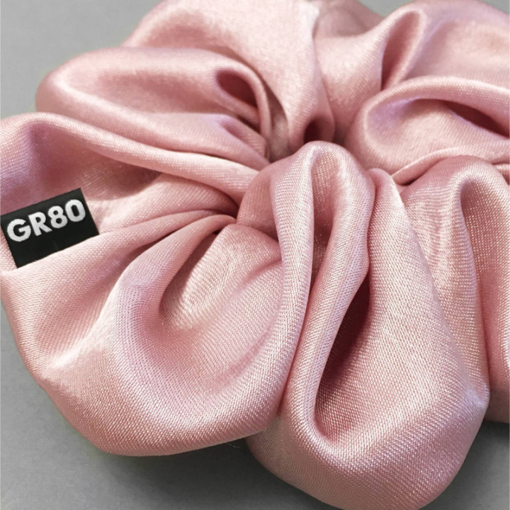 Szatén hajgumi. Púder rózsaszín selyem scrunchie. Göndör hajra is