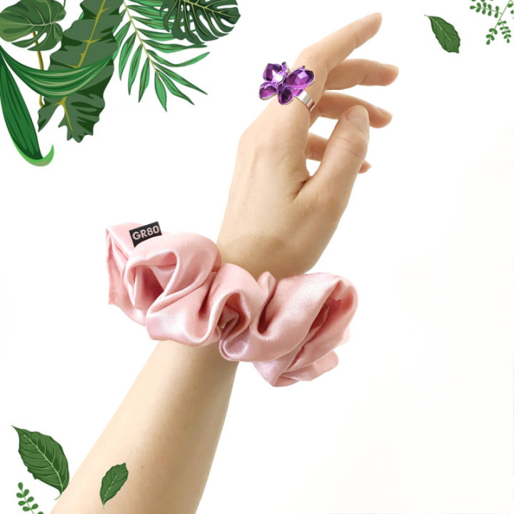 Prémium minőségű, mályva szatén selyem scrunchie / hajgumi. Átmérője kb. 12 cm.