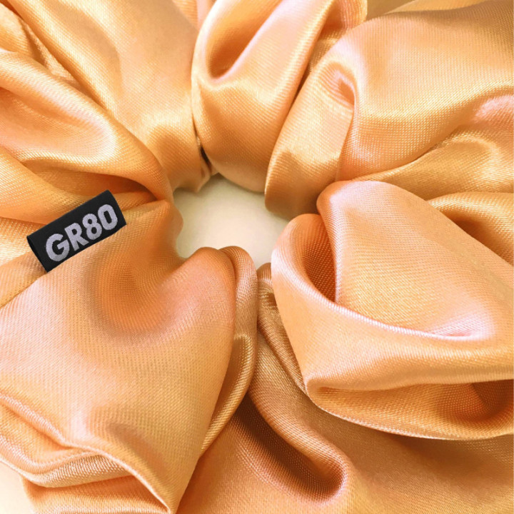 Szatén hajgumi minőségi selyemből. Barack színű scrunchie. Normál és oversized méretű. Hajtöredezés ellen