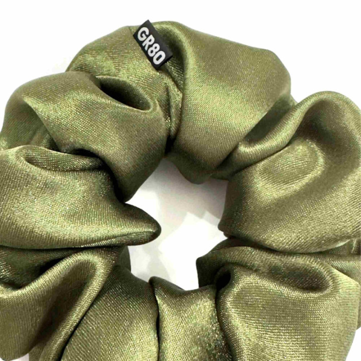 Khaki színű szatén scrunchie – felülete védi a hajszálakat, csökkenti a töredezést és kiemeli a hajad szépségét