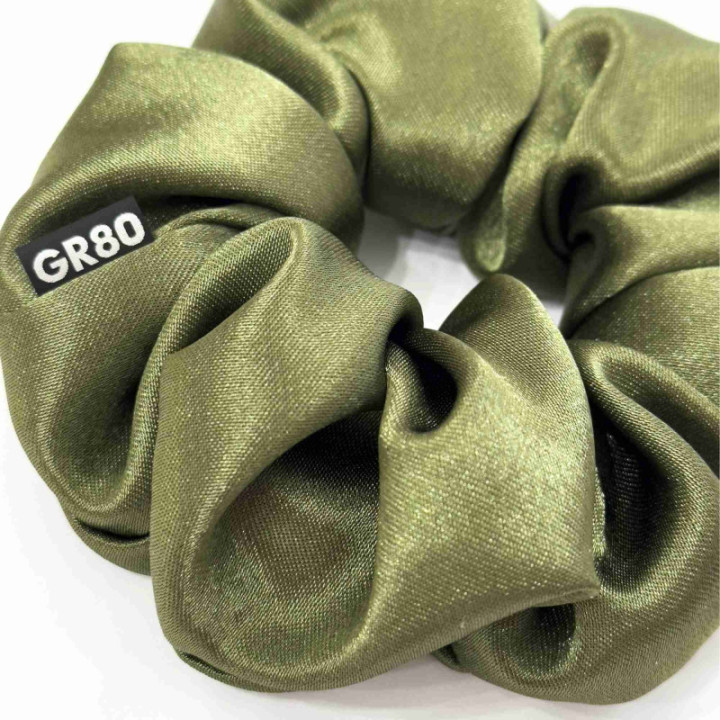 Normál méretű, prémium olívazöld szatén scrunchie – fényes, sima felületű hajkímélő luxus kiegészítő, kézműves minőségben